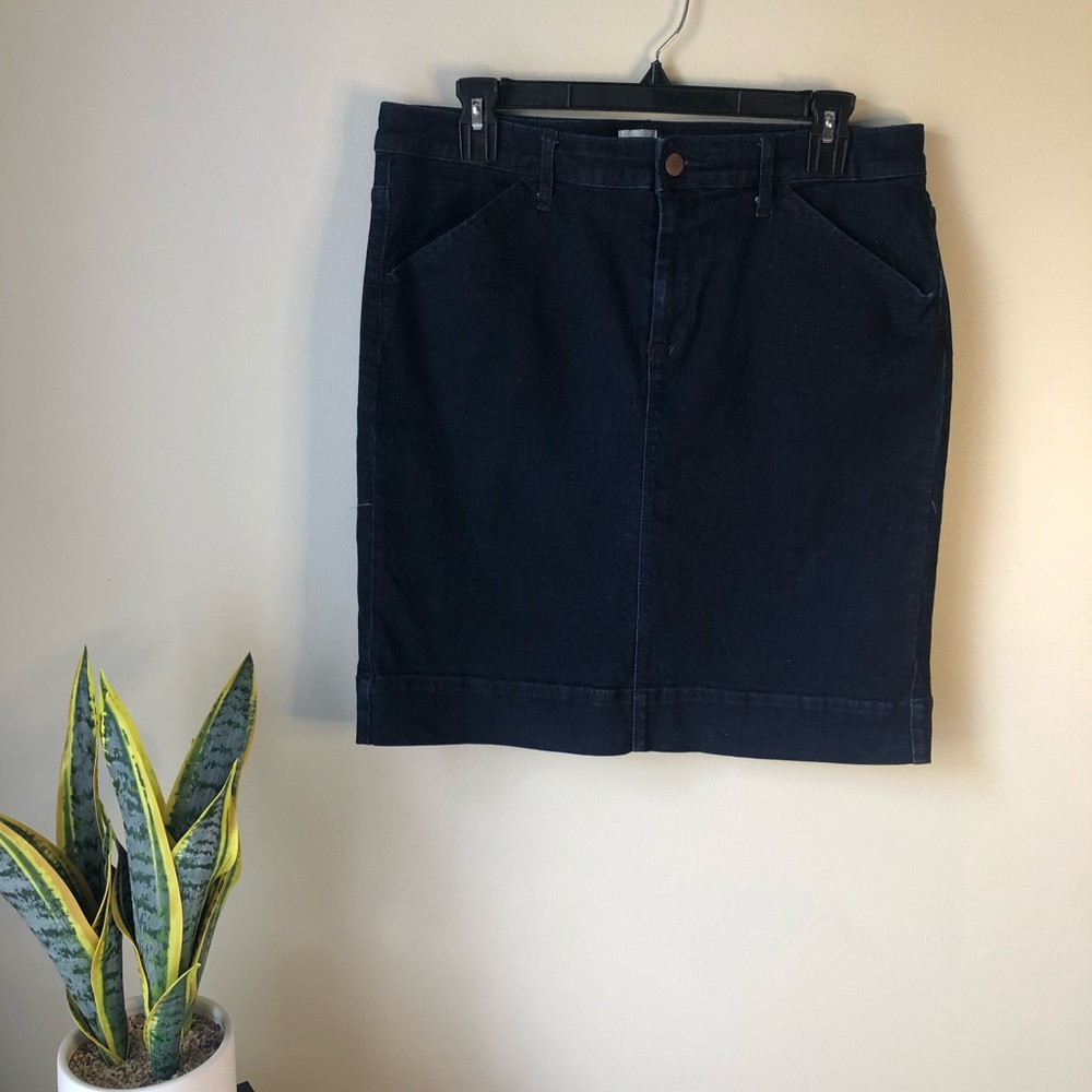 A New Day Dark Wash Denim Stretch Skirt size 12 with Pockets Pencil Style